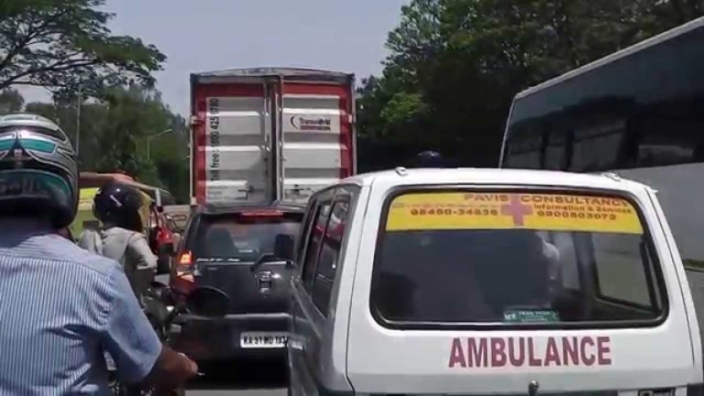 Ilustrasi ambulans terjebak macet (YOUTUBE)