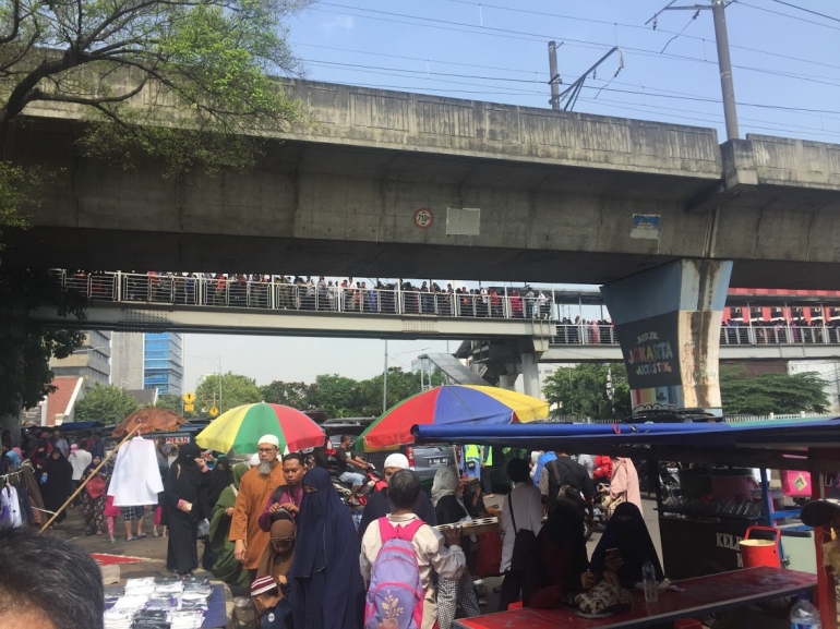 Meski terlambat di tengah segala kesulitan, terlihat antrian menuju mesjid memperlihatkan gairah positif | Foto: Rifki Feriandi