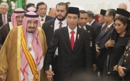 Presiden Joko Widodo saat menggandeng tangan Raja Salman di Istana Bogor. Tampak juga Menteri Kelautan dan Perikanan Susi Pudjiastuti yang tampil beda. (RAKA DENNY/JAWA POS) GANDENG TANGAN: Presiden Joko Widodo saat menggandeng tangan Raja Salman di Istana Bogor. Tampak juga Menteri Kelautan dan Perikanan Susi Pudjiastuti yang tampil beda. (RAKA DENNY/JAWA POS)