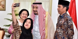 Puan Maharani selfie dengan ibunda Megawati Soekarnoputri, Raja Arab Saudi Salman bin Abdulazis al-Saud dan Presiden Joko Widodo di Istana Merdeka, Kamis (3/2/2017) (Agus Suparto/Fotografer Kepresidenan)