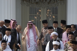 Presiden Joko Widodo (Jokowi) dan Raja Arab Saudi Salman bin Abdulaziz Al-Saud (kiri tengah) bersiap berfoto bersama seusai bertemu sejumlah pimpinan lembaga dan tokoh Islam Indonesia di Istana Merdeka, Jakarta, Kamis (2/3/2017). (JIBI/Solopos/Antara/Rosa Panggabean)