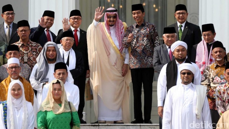 Ulama berfoto dengan Raja Salman dan Jokowi. (sumber: detik.com)