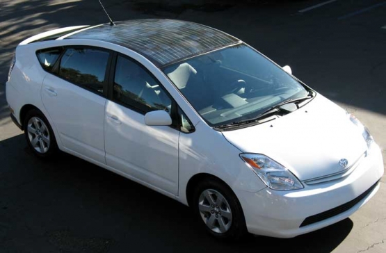 Mobil solar Toyota Prius (sumber : huffingtonpost.com)