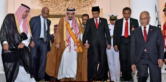 Raja Salman dan Presiden Jokowi bergandengan tangan. (Agus Suparto/Fotografer Kepresidenan)