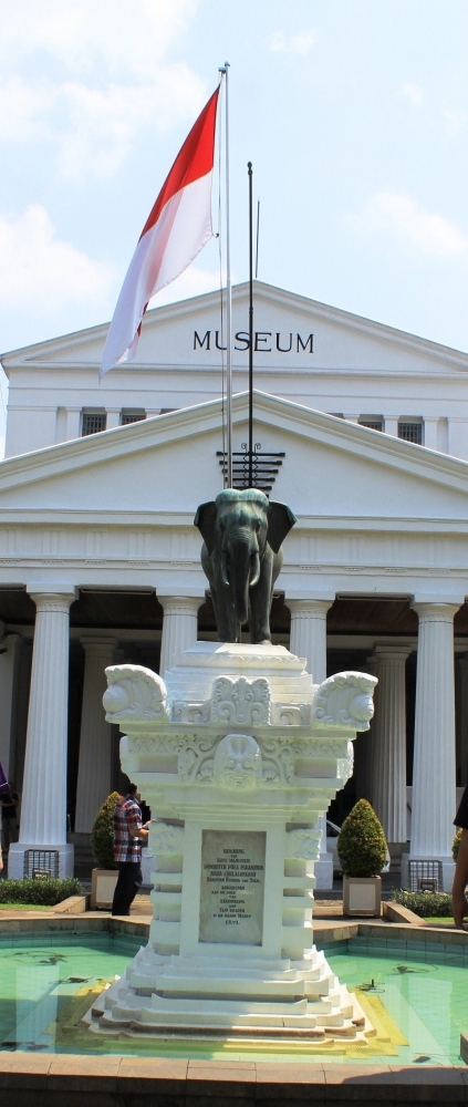 Patung gajah di depan Museum Nasional Indonesia. (Foto: R. Andi Widjanarko, ISJ)