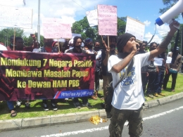 Massa AMP dan FRI-West Papua berorasi di Bundaran Universitas Gajah Mada (Sumber gambar : www.anginselatan.com)