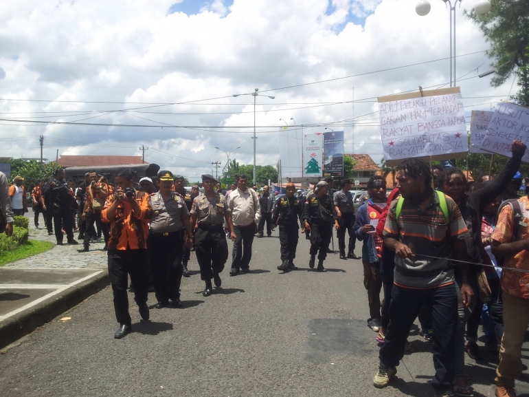 Kepolisian, Pemuda Pancasila, dan Paksi Katon mengawal massa AMP dan FRI-West Papua (Sumber gambar : www.anginselatan.com)