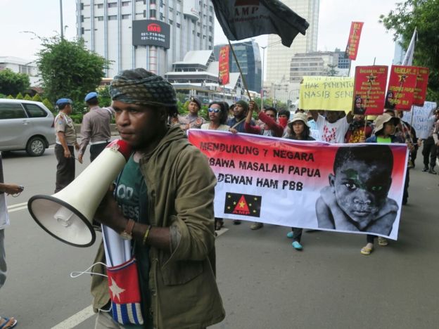 Massa AMP dan FRI-West Papua berjalan menuju kantor perwakilan PBB di Jakarta (Sumber gambar : www.bbc.com)