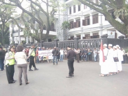 Lima santri hadang massa pendukung Papua merdeka di Malang (Sumber gambar : papuapost.wordpress.com)