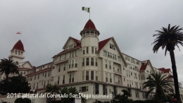 Dokumen pribadi |   Hotel del Coronado, beratap merah menyalan di semua bangunan2nya. Saat kami datang, mendung berat dan kelabu menggumpal diatas sana ……