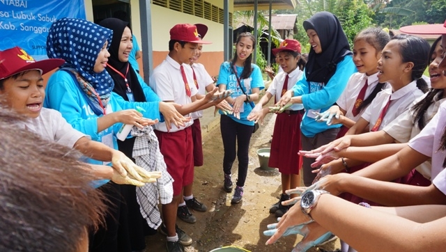 Kakak volunteer sedang mengajarkan 7 langkah cuci tangan pakai sabun yang baik dan benar