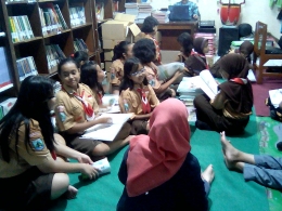 Suasana perpustakaan SD Dr. Sutomo 7, Surabaya. Seamngat adik-adik membaca didampingi mahasiswa UNESA yang sedang melakukan KKN Literasi