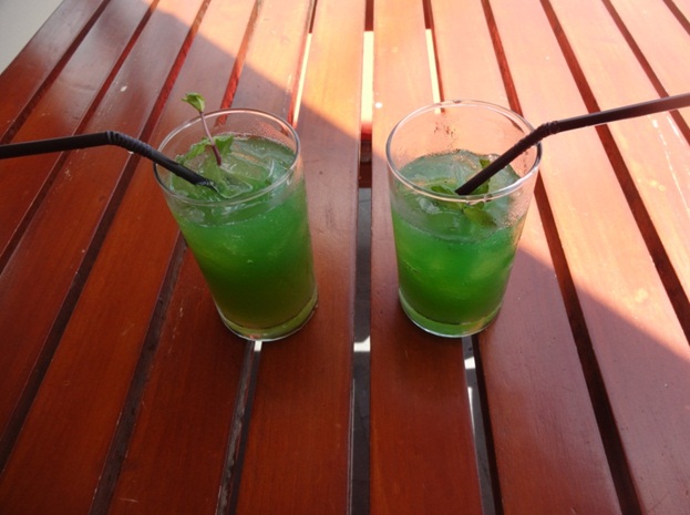 Minuman dingin dengan wangi daun mint (Sumber: dokumen pribadi)