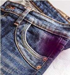 Celana jeans dengan noda tinta