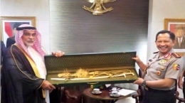 Pedang Emas Pemberian Dubes Arab Saudi. Source: Tribun