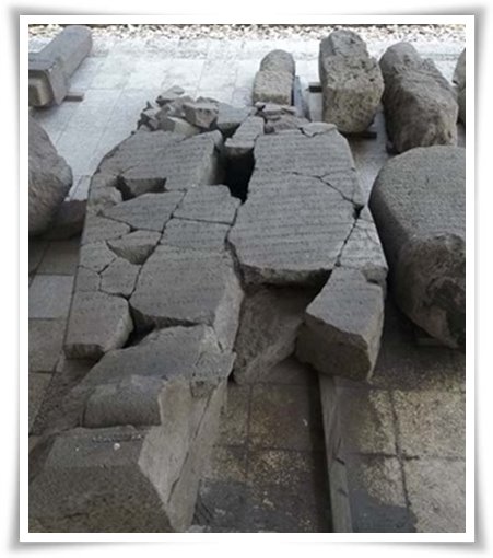 Prasasti yang pecah berkeping-keping di Museum Majapahit, Trowulan (Dokpri)