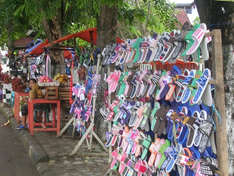 Hak Pejalan Kaki Yang Terampas Di Trotoar Dan Penyeberangan Jalan Kompasiana Com