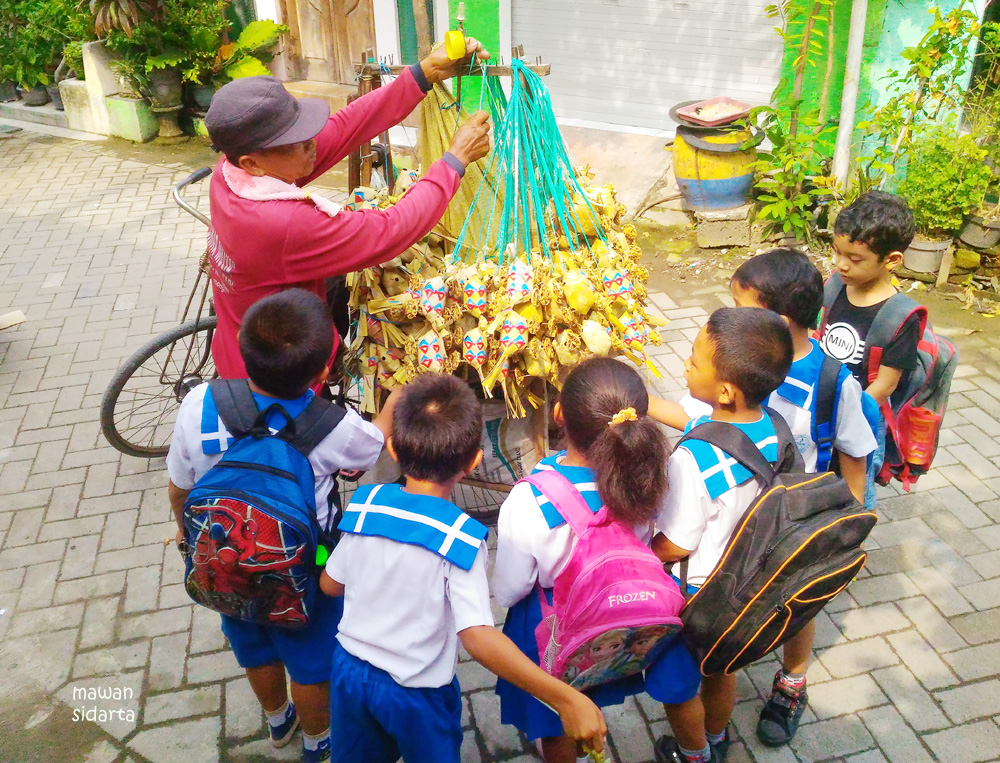 Ayam Kreasi Lampit yang Digandrungi Anak anak oleh Mawan Ayam Kreasi Lampit yang Digandrungi Anak anak oleh Mawan