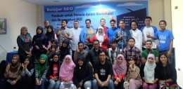 Blogger Kepri dan Kompasiana Serta Pembicara Bpk. Ammar Satria (Paling Belakang deretan para lelaki, ketiga dari kiri) sumber: twitter Blogger Kepri