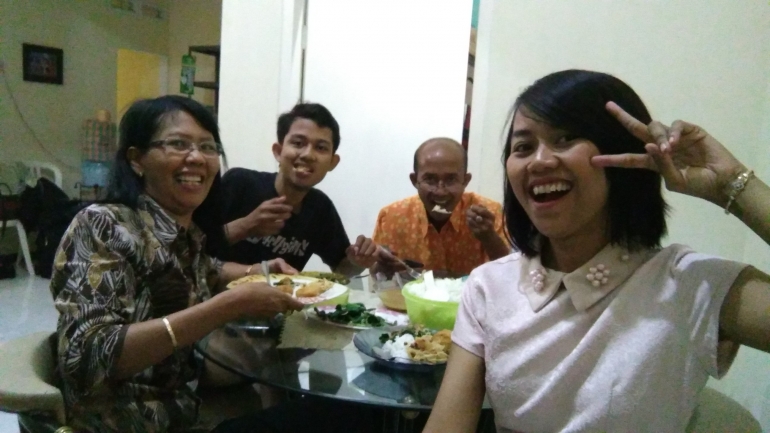 Sebelum makan bersama keluarga, kami berfoto ria lebih dulu. Say cheese! (foto: dok.pri)