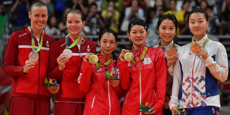 Misaki Matsutomo/Ayaka Takahashi (tengah) peraih emas Olimpiade Rio diapiti peraih medali perak Christina Pedersen/Kamilla Rytter Juhl (kiri) dari Denmark dan perunggu milik Jung Kyung Eun/Shin Seung Chan dari Korea /juara.net