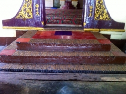 Anak tangga di pintu masuk utama Masjid Angke. (Foto: BDHS)