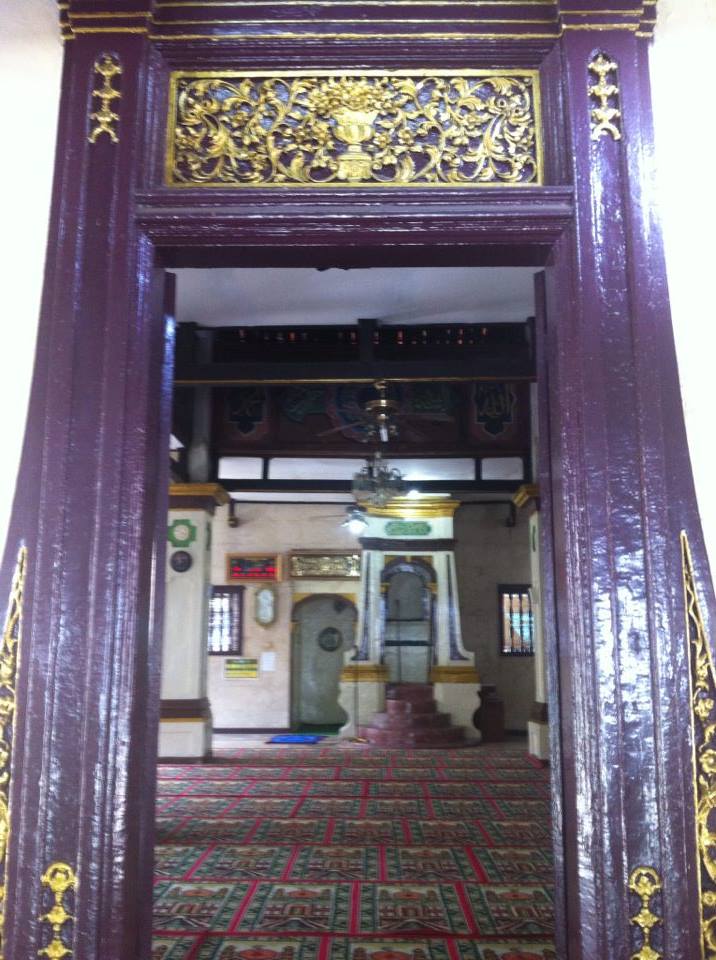 Pintu masuk utama Masjid Angke. (Foto: BDHS)