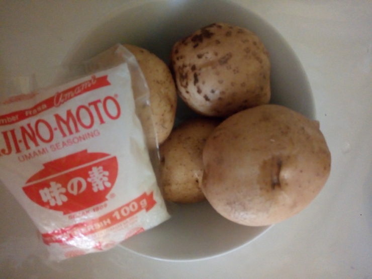 Menyiapkan bahan kentang goreng (dok. pribadi)