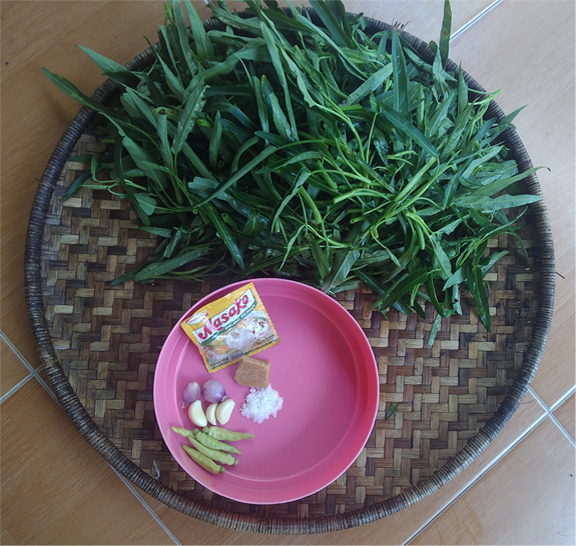 Bahan bahan membuat tumis kangkung. Foto : dokpri