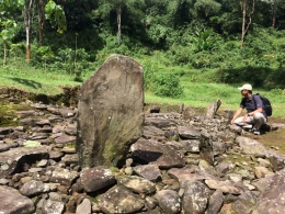 Batu besar dan pipih di situs Balekambang. Foto: Diella Dachlan