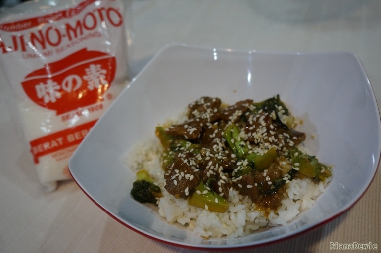 Cheerful Beef with Broccoli dinikmati bersama nasi, nendang banget rasanya (Dok.Pri)