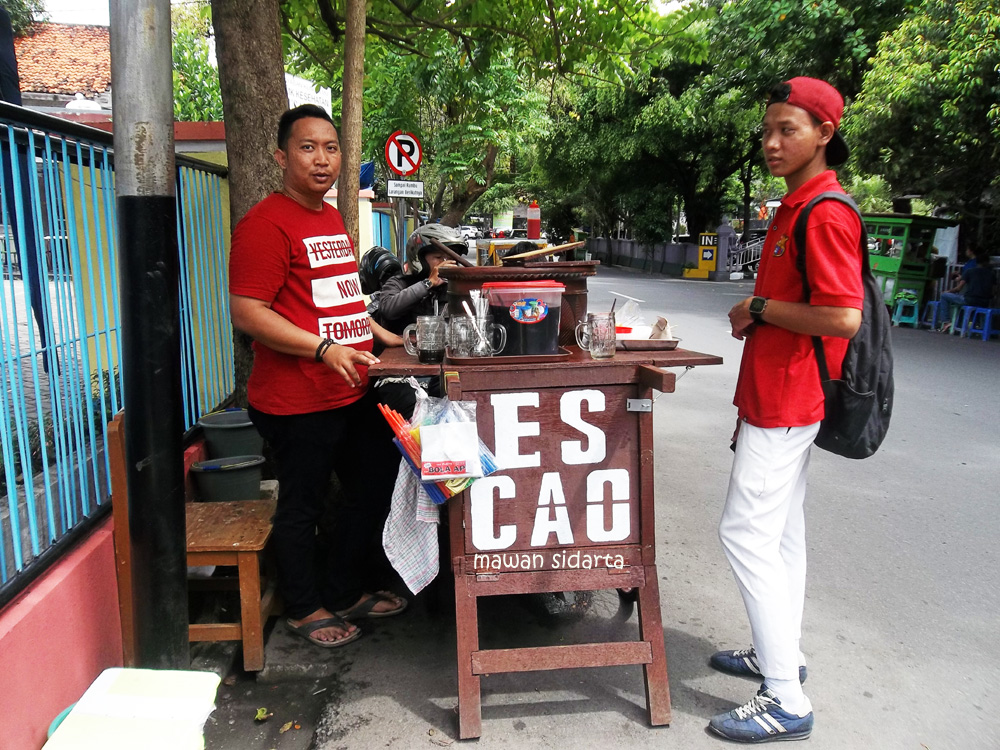 Cak Hari dan lapak Es Caonya (dok.pri)