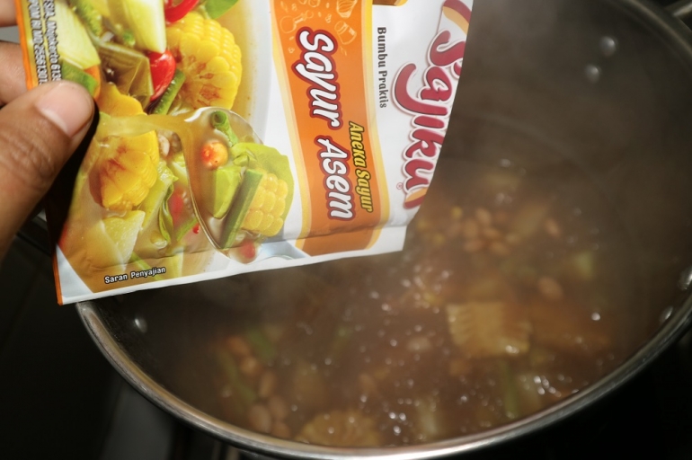 Suka sama bumbu sayur asam Sajiku, rasanya segar dan mirip bumbu yang diulek sendiri. | Dokumentasi Pribadi