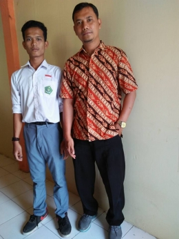 Bersama Nuzul salah satu siswa MA Amaliyah Medan, yang sehari-hari bekerja sebagai tulang parkir (dok. pribadi 8/3/2017)