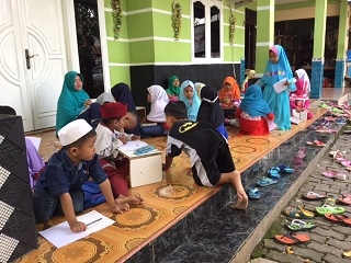 Mis Dewi, dengan pendidikan agama sedikit tapi dapat mengamalkannya untuk meningkatkan kecintaan anak-anak usia dini pada Al Quran (Dokpri)