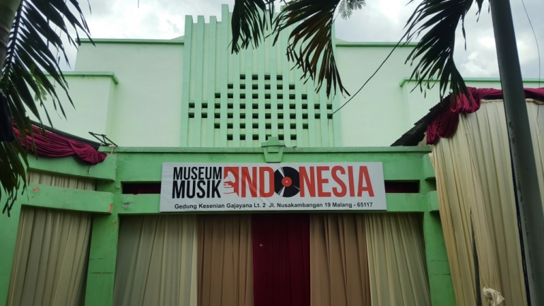 Gedung Kesenian Gajayana di Kota Malang. Museum Musik Indonesia menempati lantai 2 gedung ini (dok. pribadi).