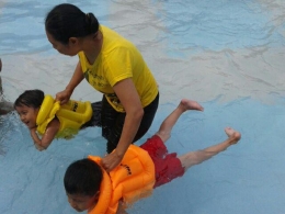 Melatih anak-anak berenang agar mereka sehat dan bugar [dok. pribadi]