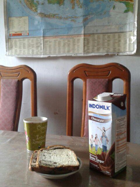 Segelas susu Indomilk UHT beserta 2 potong roti menemani sarapan pagi saya [dok. pribadi]