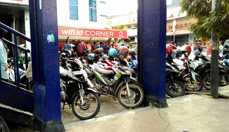 Mobil dan sepeda motor relawan di depan kantor Telkom Jl Basuki Rakhmat Malang, siap sedia mengantarkan penumpang ke tujuan. Dok pribadi