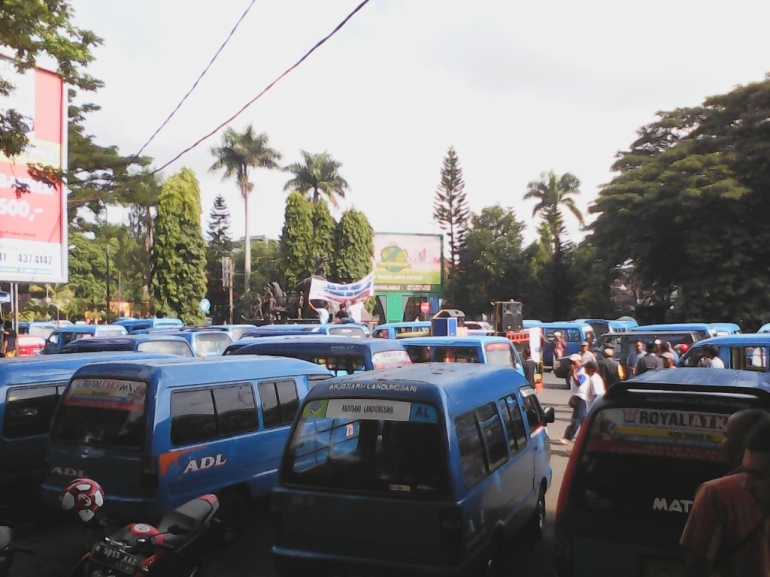 Ratusan angkot yg ikutan demo memenuhi jalan. (Dokumentasi Pribadi)