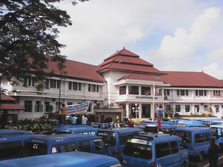 Angkot yg 'ditumpuk' di depan balai kota. (Dokumentasi Pribadi)