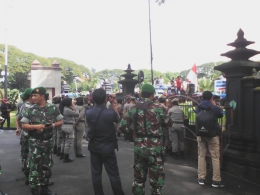 Pengamanan di dalam pagar oleh TNI. (Dokumentasi Pribadi)
