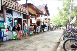 Rumah Makan, Bar, dan Kafe Tertata Rapi di Pinggir Pantai.