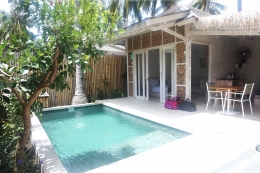 Private Pool di Villa. Harus Ditunda Untuk Mengejar Sunset.