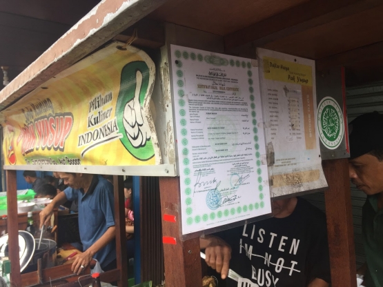 Logo dan sertifikat halal | Foto: Rifki Feriandi