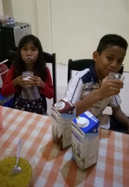 Adik-adik-ku sangat senang minum susu Indomilk UHT, tanpa takut jadi gemuk (dok pri).