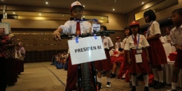 Maulana, siswa kelas 4 SD Assalam Ciputat mendapat hadiah sepeda dari Presiden Joko Widodo, Kamis (26/1/2017). (Kompas.com/Ihsanuddin)