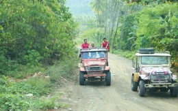 Para petambang emas tradisional banyak menggunakan mobil jeep 