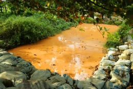 Kolam penampungan limbah dari kegiatan pengolahan batuan di pertambangan emas tradisional di Ratatotok, Minahasa Tenggara, Sulawesi Utara (dok. pri).