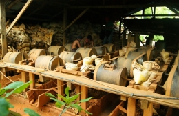 Mesin-mesin penghancur batuan dan pemisah emas yang menjadi tumpuan hidup petambang emas tradisional di Ratatotok (dok.pri).